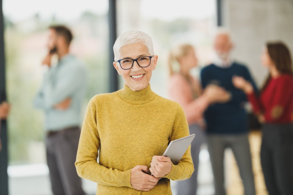 Mujer sonriendo con confianza